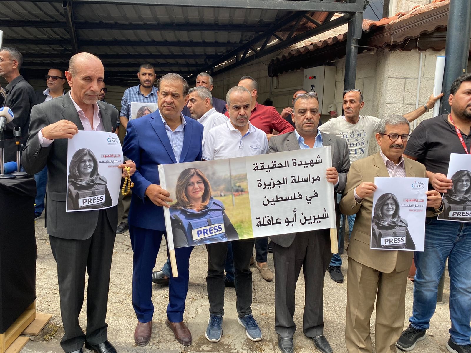 وقفة احتجاجية أمام مكتب «الجزيرة» فـي عمّـان استنكـارا لجـريمــة الاغتيــال