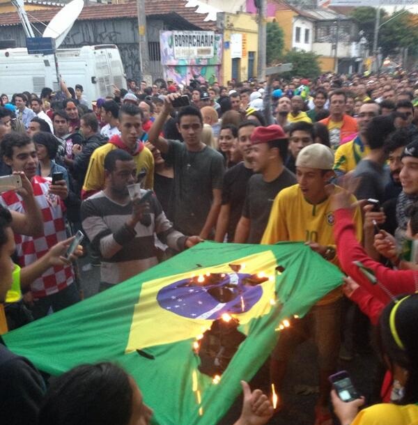 الجماهير البرازيلية تنتفض وتحرق أعلام بلادها