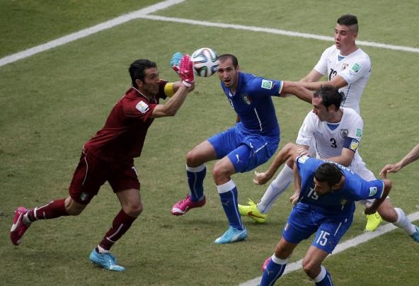 ايطاليا تودع على يد أوروغواي وكوستاريكا تصعد على حساب انجلترا