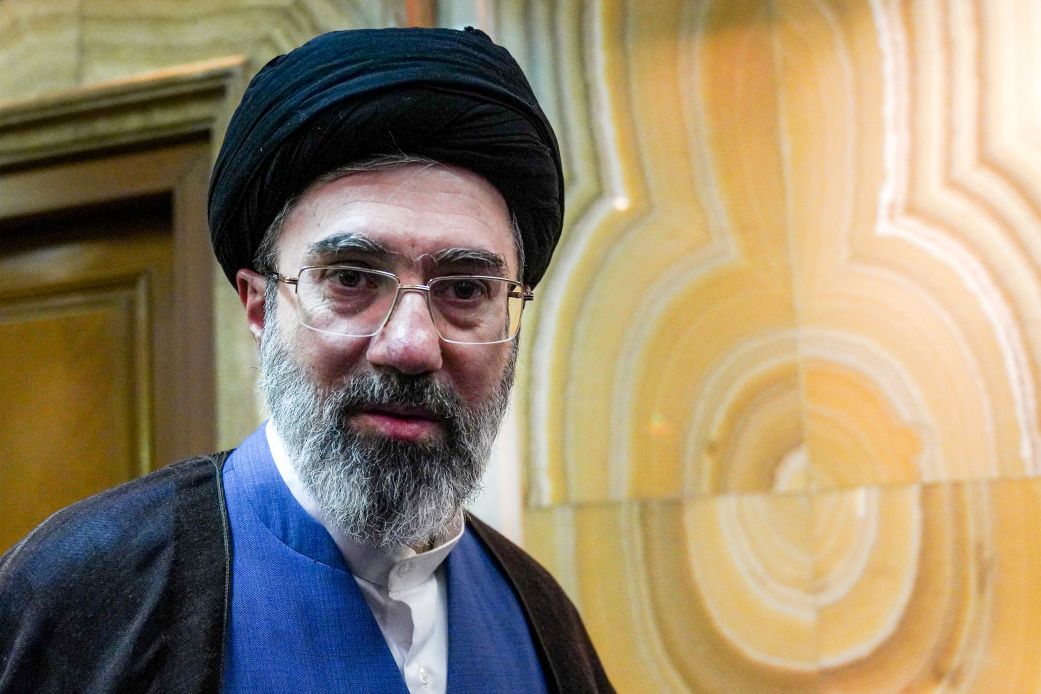 مجتبى خامنئي يطالب بضرورة إنهاء حالة “لا حرب ولا سلم”