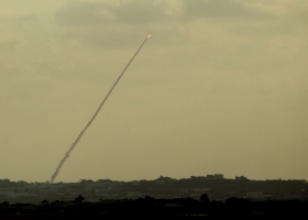 تضارب الأنباء حول سقوط صاروخ على ساحل عسقلان أطلق من غزة