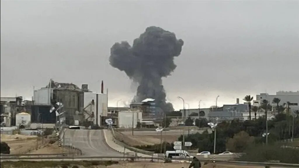 بسبب مواد خطرة.. إسرائيل تمنع الاقتراب من مصنع قصفته إيران