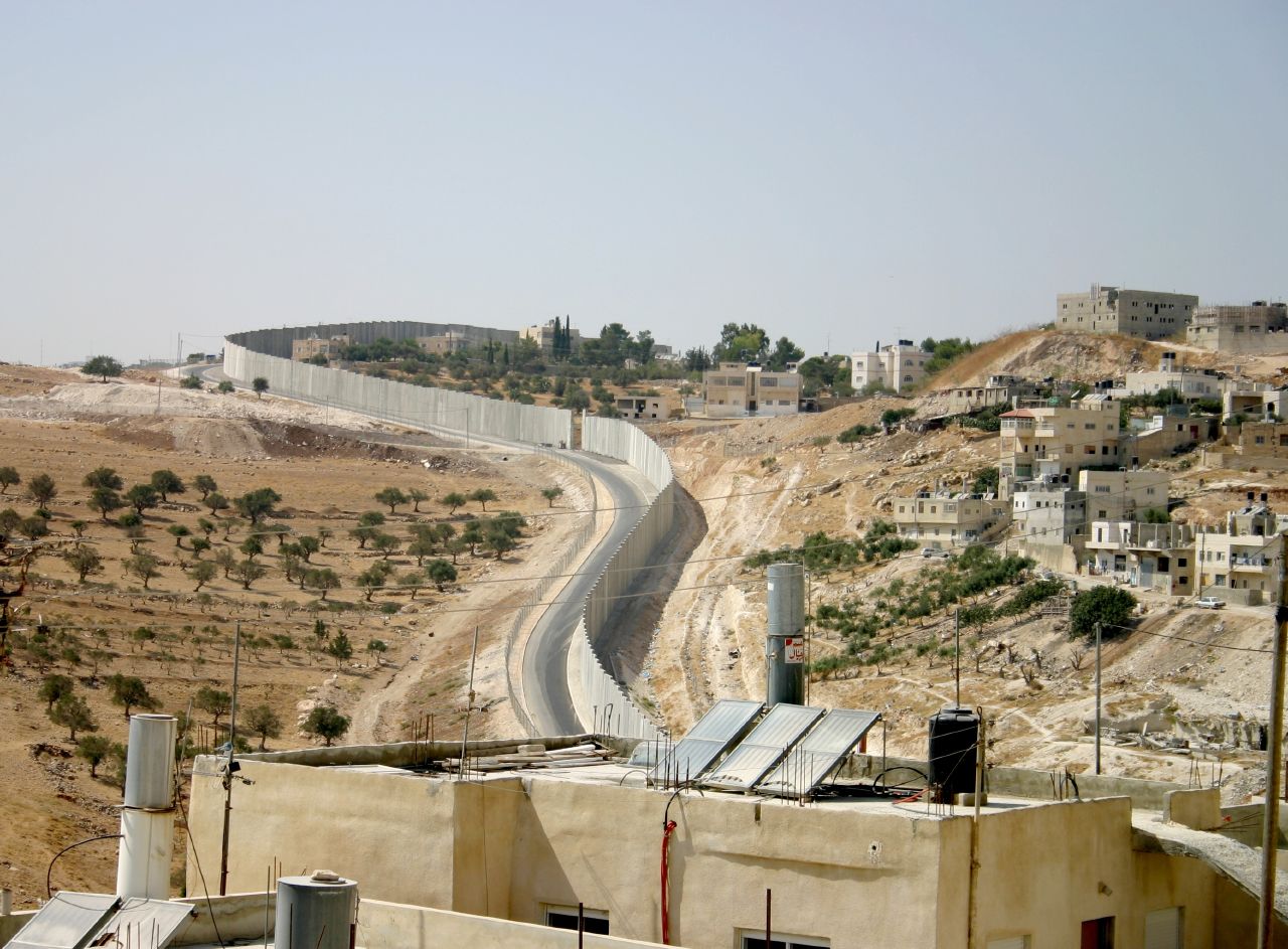 الاحتلال يدّعي الكشف عن نفق فلسطيني أسفل الجدار الفاصل بالضفة