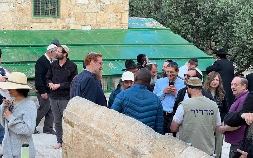 عشرات المستوطنين المتطرفين بقيادة الحاخام المتطرف غليك يقتحمون باحات الأقصى