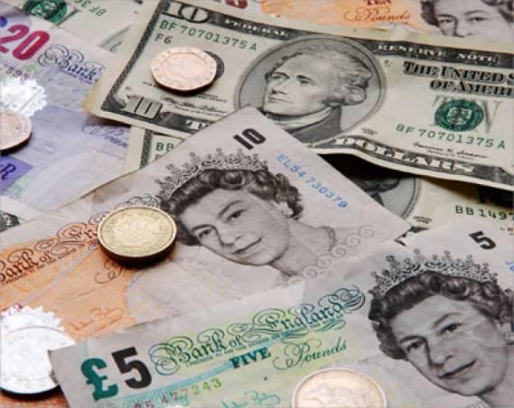 الإسترليني يتراجع أمام الدولار إلى أقل مستوياته منذ بداية العام