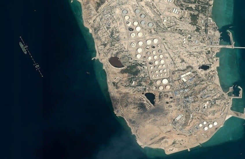 إيران تعزّز دفاعاتها في جزيرة خرج تحسبا لهجوم أميركي