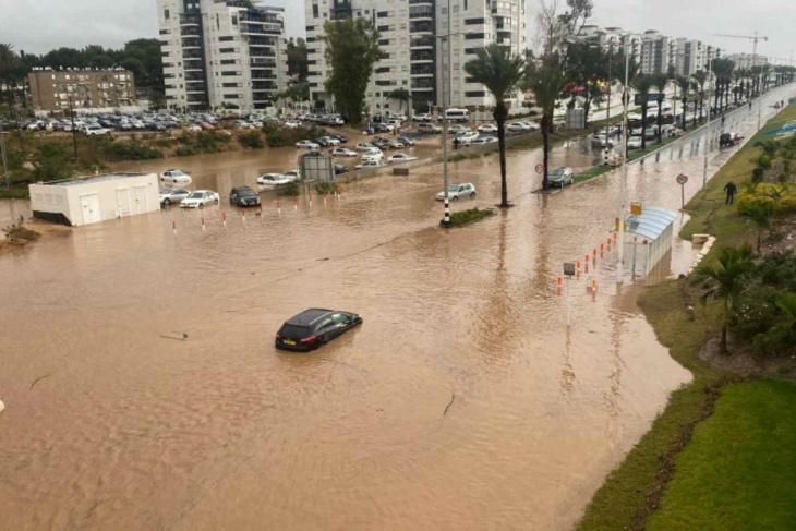 إيران تعلن ارتفاع عدد ضحايا السيول إلى 61 قتيلا و32 مفقودا