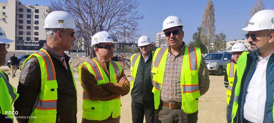 وزير الزراعة يتفقد المعرض الدائم لمنتجات الريف والبادية في عمان