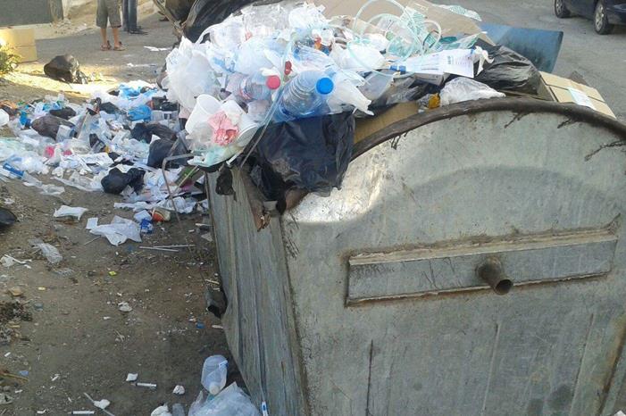 تراكم النفايات في حي سكني بالزرقاء