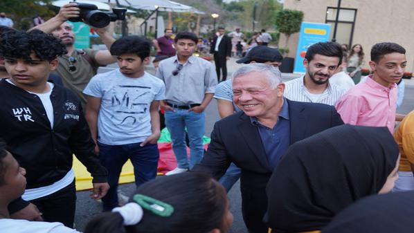 الملك يستضيف أيتاما على إفطار رمضاني بالعقبة