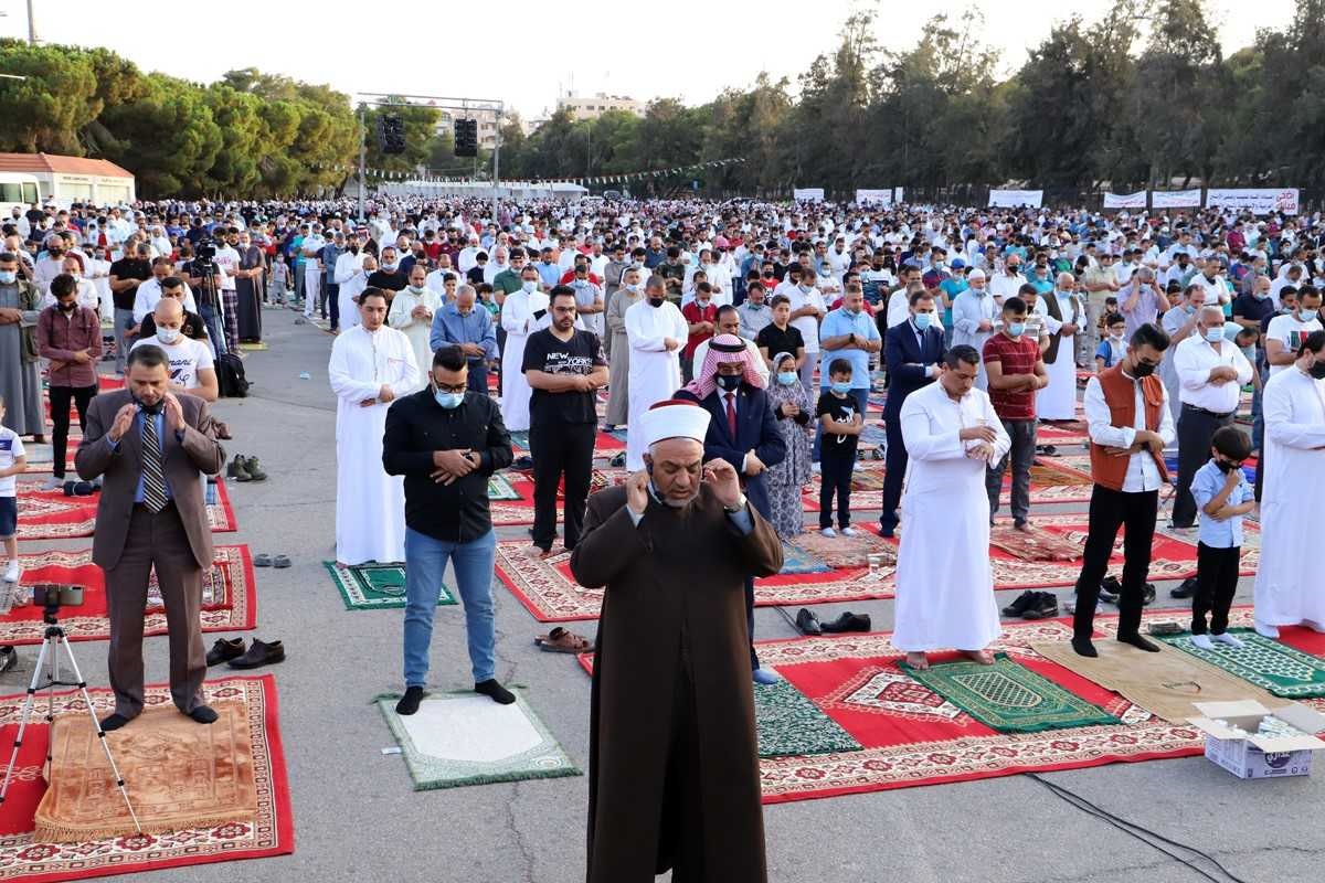 الآلاف من المصلين يؤدون صلاة عيد الأضحى المبارك
