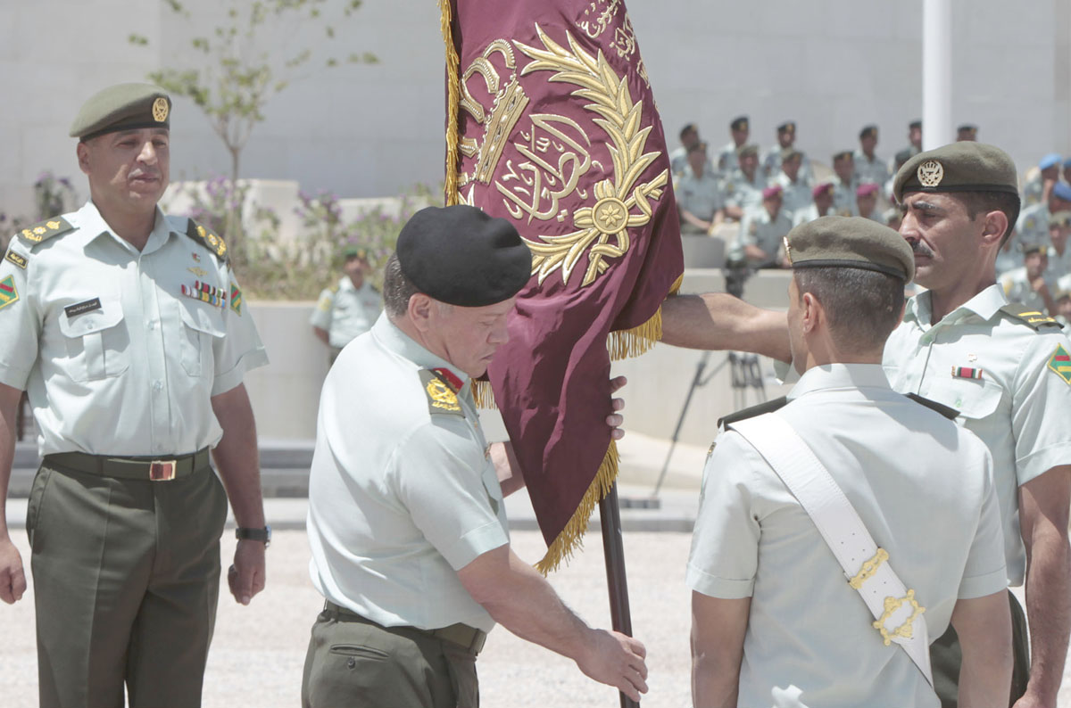 الملك يسلم علم جلالة القائد الأعلى إلى كتيبة جعفر بن أبي طالب الآلية