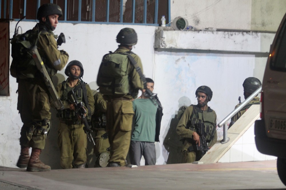 الاحتلال الإسرائيلي يعتقل 13 مواطنًا بالضفة الغربية