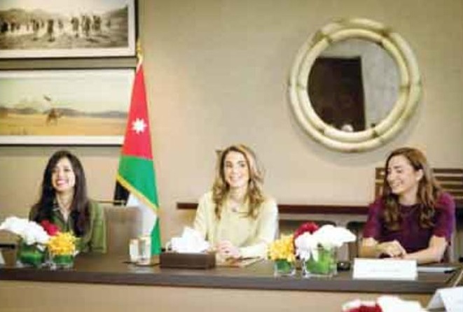 الملكة رانيا تستمع لشرح عن تحضيرات إطلاق أسبوع عمان للتصميم