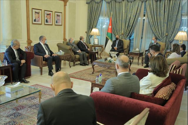 رئيس الوزراء يستقبل وفداً وزارياً سورياً