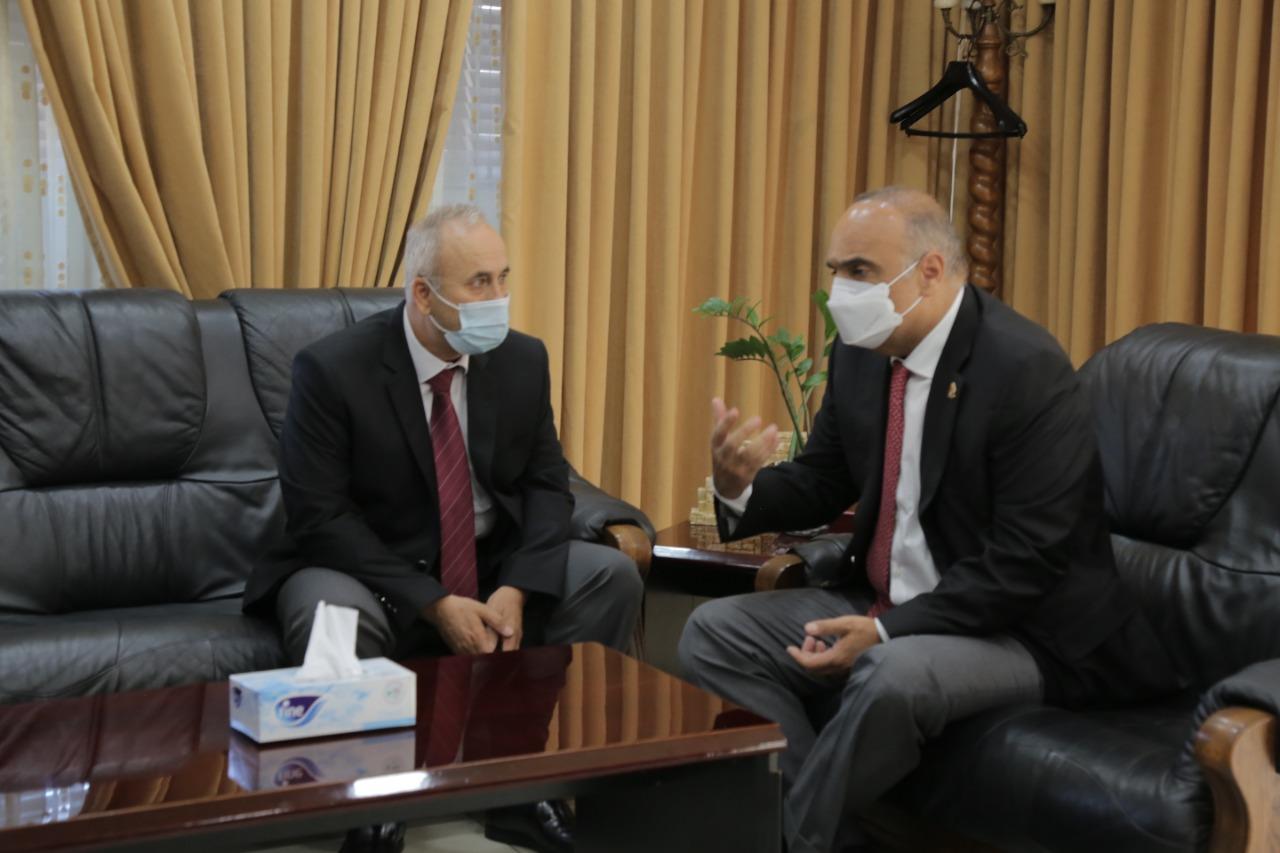 رئيس الوزراء يقوم بزيارة مفاجئة لدائرة ضريبة الدخل والمبيعات