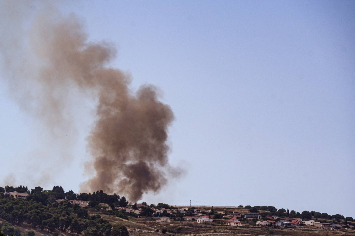 الجيش الإسرائيلي: استهدفنا مبنى يؤوي عناصر لـ”حزب الله” في يارون