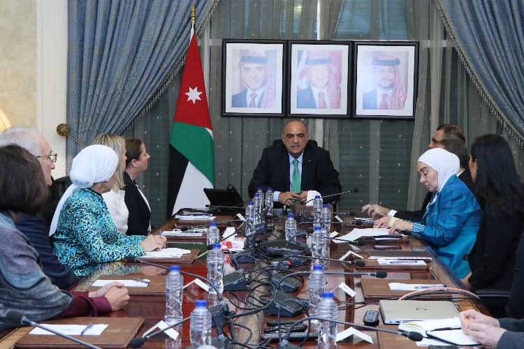 رئيس الوزراء يلتقي وفدا من المراكز الأميركية لمكافحة الأمراض والسيطرة عليها