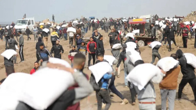 قتلى فلسطينيون أثناء انتظارهم مساعدات غذائية وسط غزة