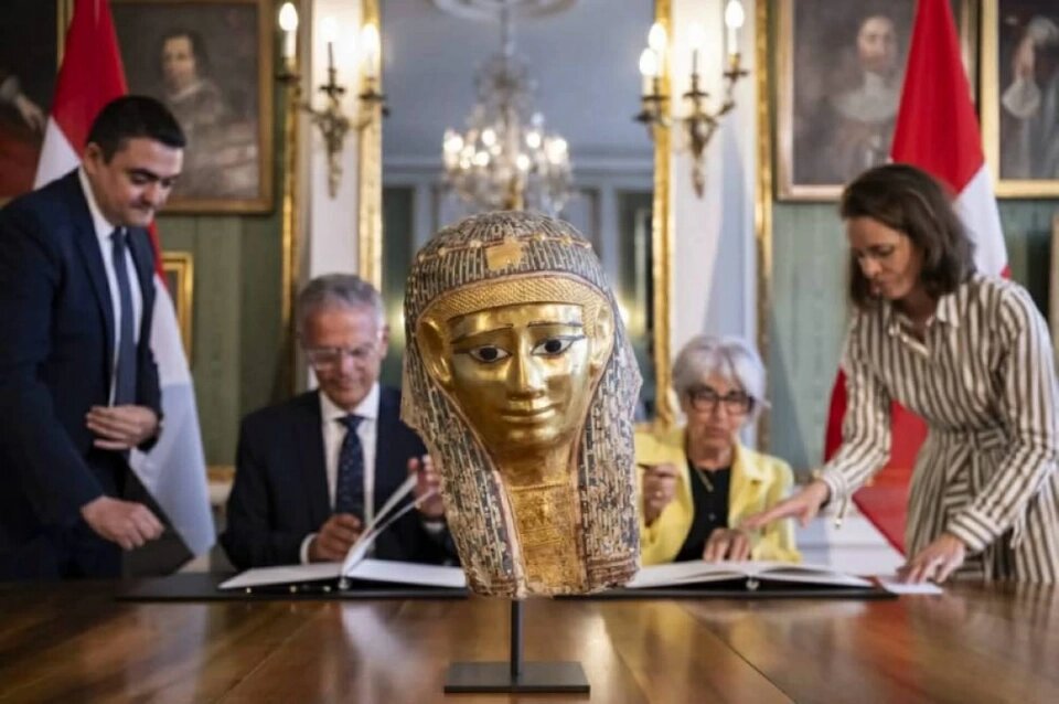 قناع ذهبي أثري يعود إلى مصر