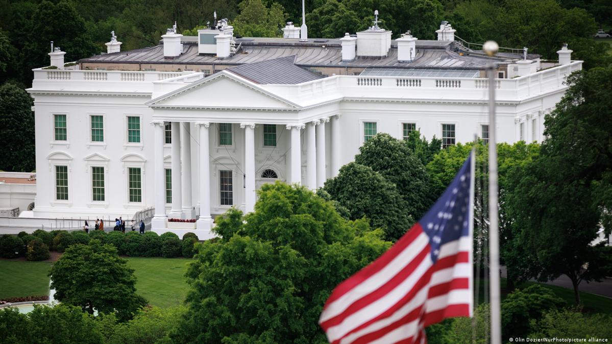 أميركا تعاقب مسؤولين إيرانيين بـ”سحب امتيازات السفر”