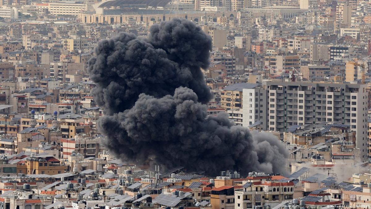 هيئة البث: إسرائيل تكثف القصف قبل سريان وقف النار في لبنان