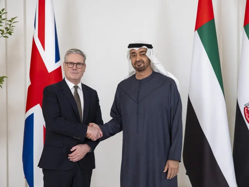 محمد بن زايد وستارمر يبحثان تطورات المنطقة وتداعياتها