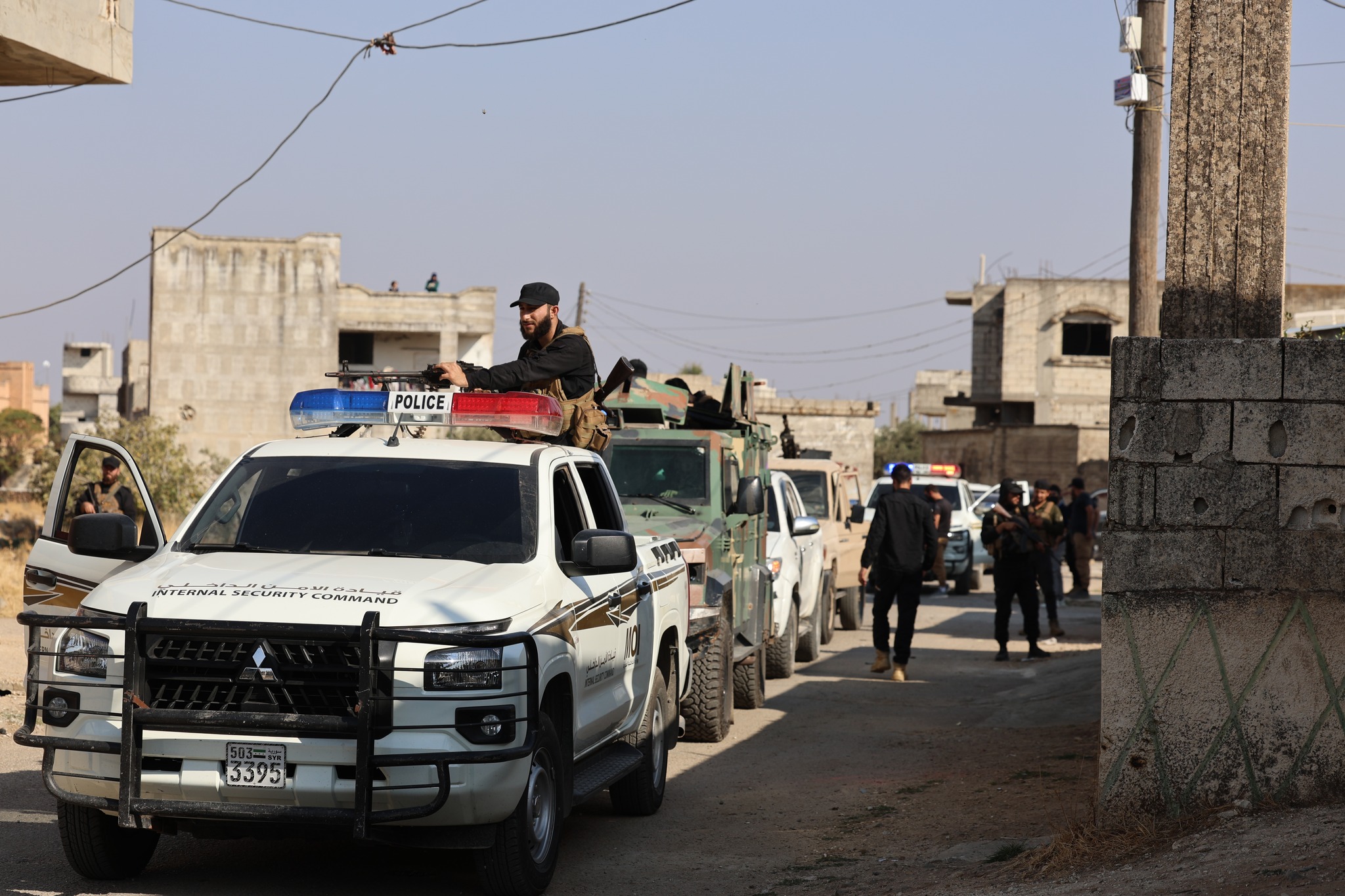 الداخلية السورية تنشر وحداتها في مدينة الطبقة بعد انسحاب قسد