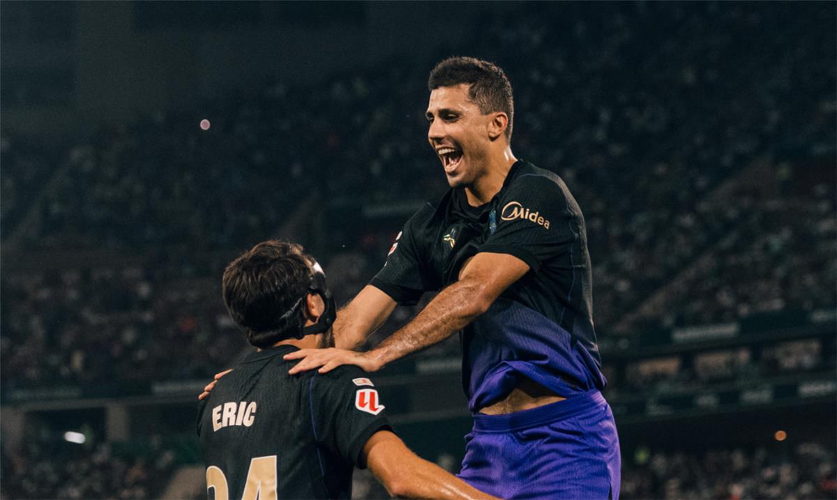 برشلونة يسحق بيتيس ويواصل انطلاقته المثالية بالدوري الإسباني