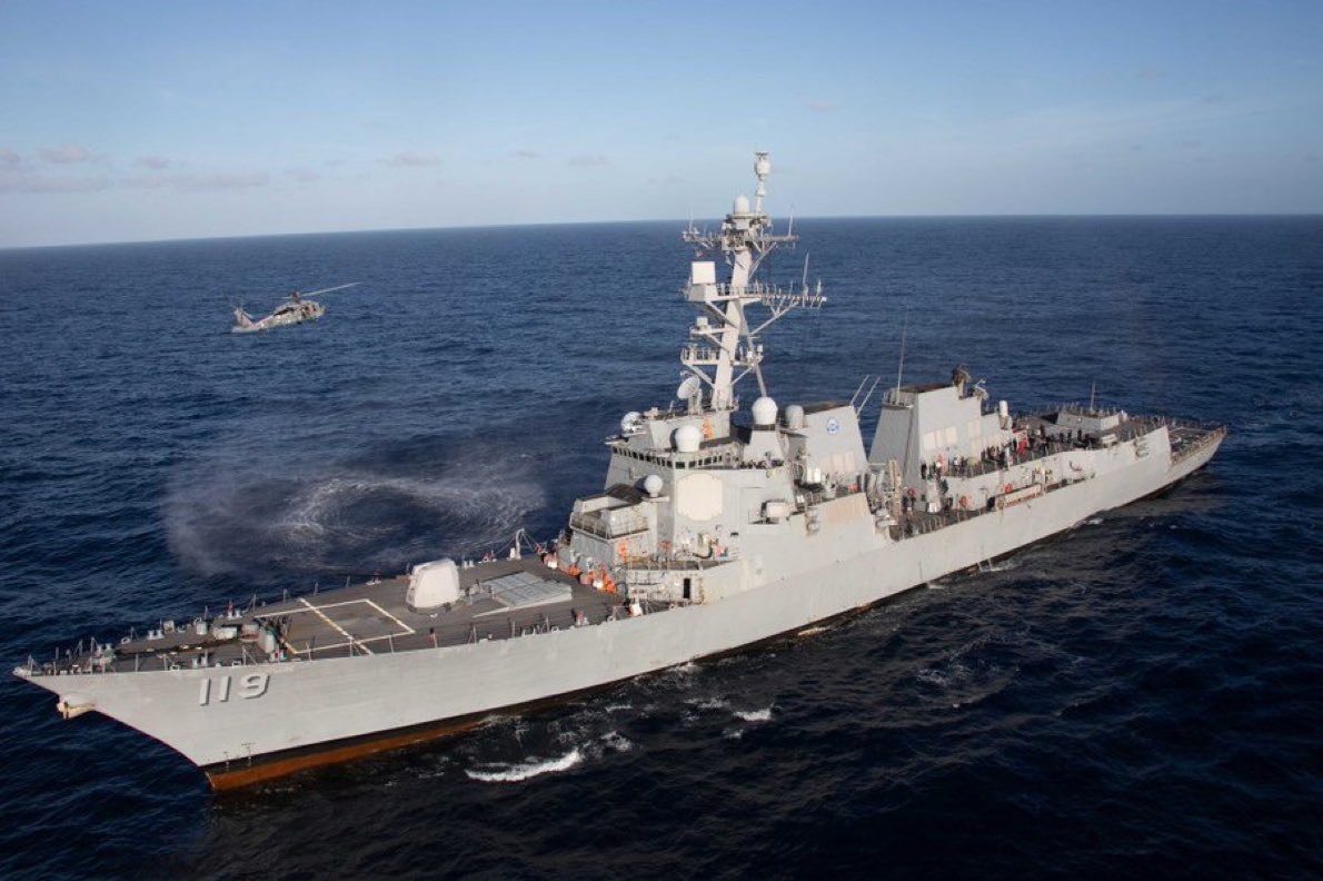 تحركات عسكرية.. وصول مدمرة أميركية جديدة وإيران تجري مناورات