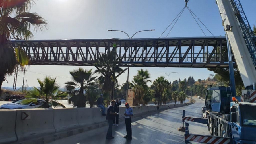 الاشغال تنهي أعمال تركيب جسر مشاة على طريق السلط - عمان