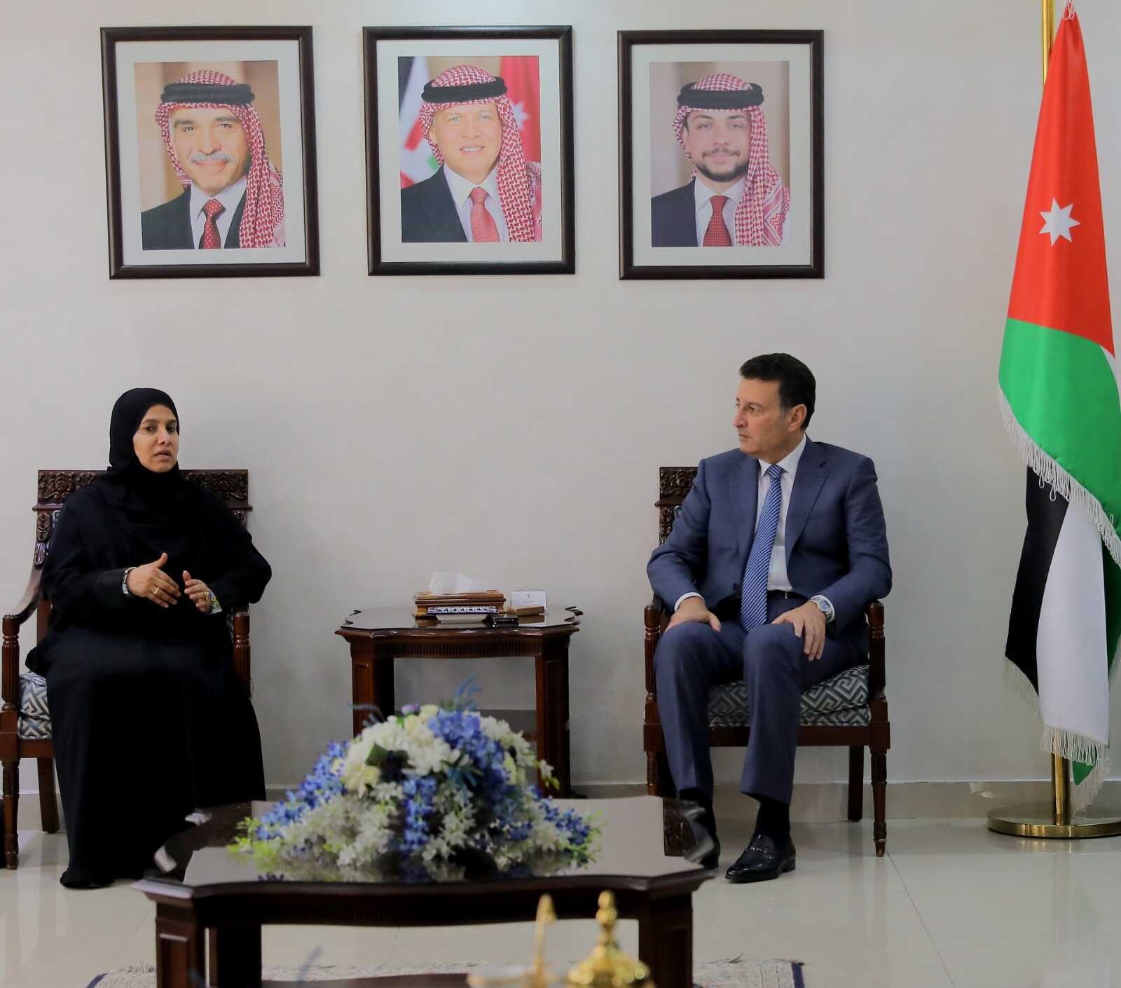 وزير الشؤون السياسية يلتقي أعضاء وفد الشورى القطري