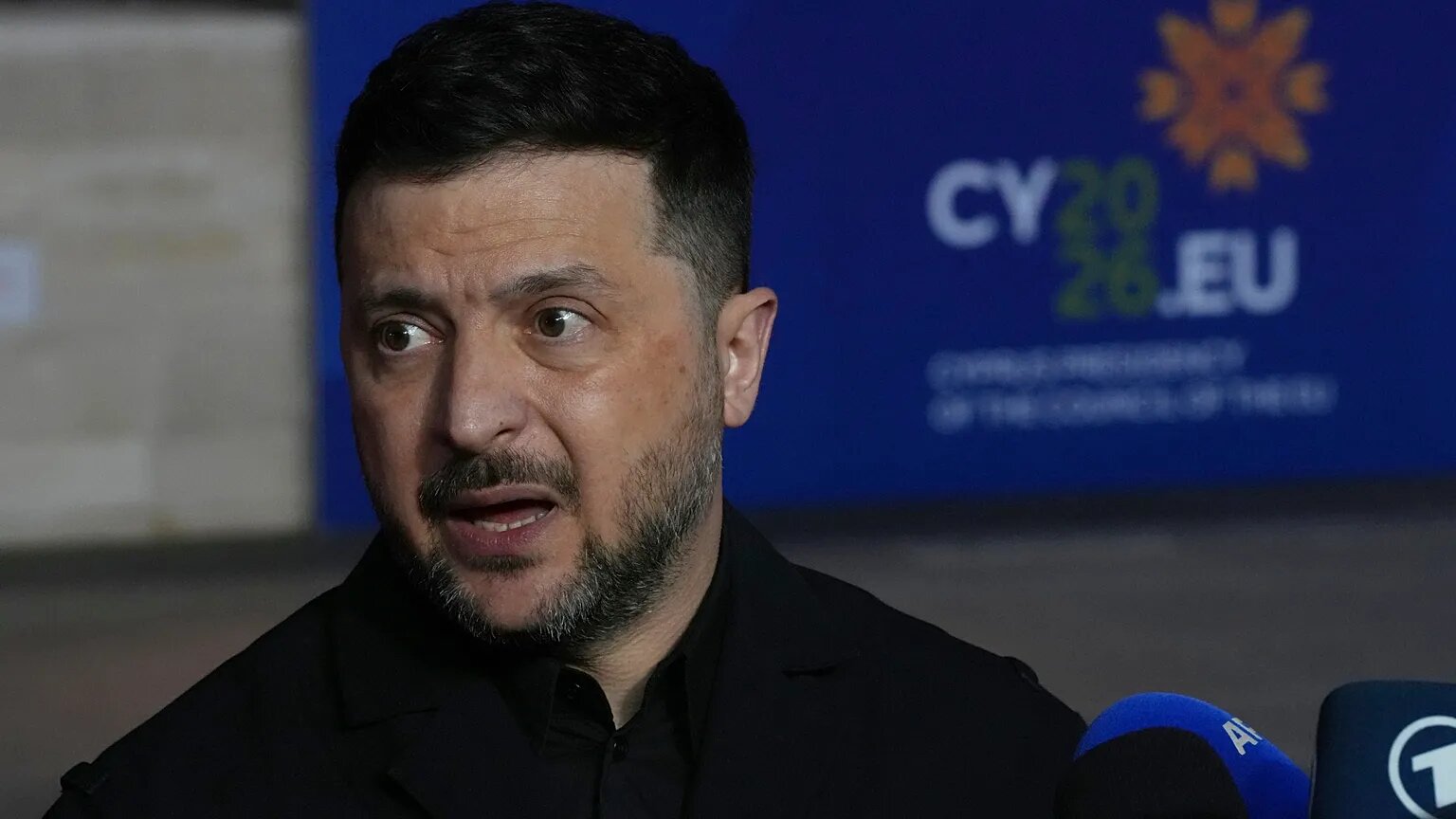 “مكافأة لبوتين”.. زيلينسكي يفتح النار على قرار ترامب