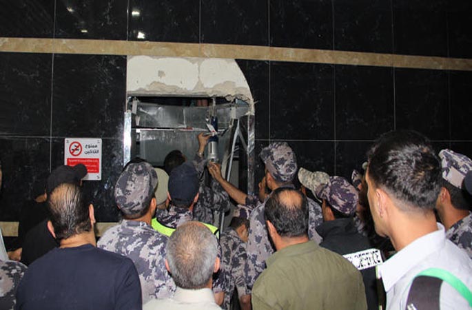 انقاذ 15 شخصا علقوا بمصعد داخل مول