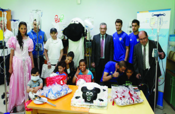 نشامى المنتخب الوطني يزورون أطفال مركز الحسين للسرطان