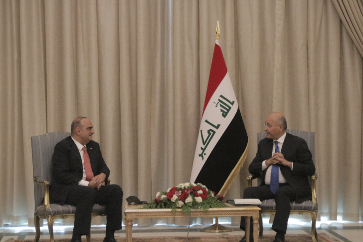 رئيس الوزراء يسلّم رسالة خطيّة من جلالة الملك إلى الرئيس العراقي