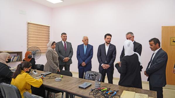 ولي العهد يفتتح مركز شباب وشابات أم الجمال