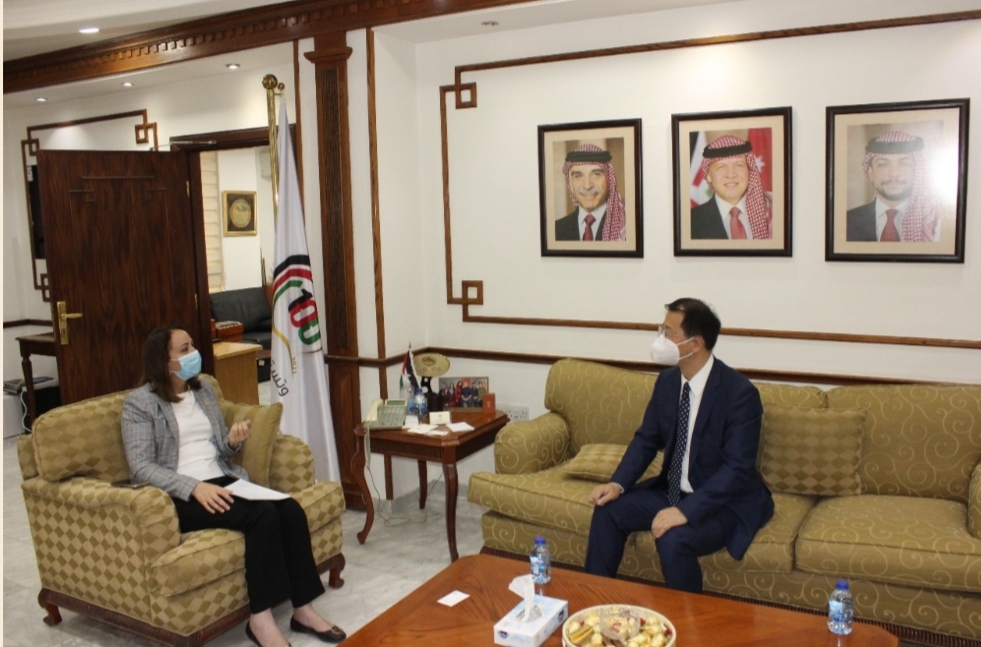 وزيرة الصناعة والتجارة تبحث مع السفير الصيني التعاون الاقتصادي