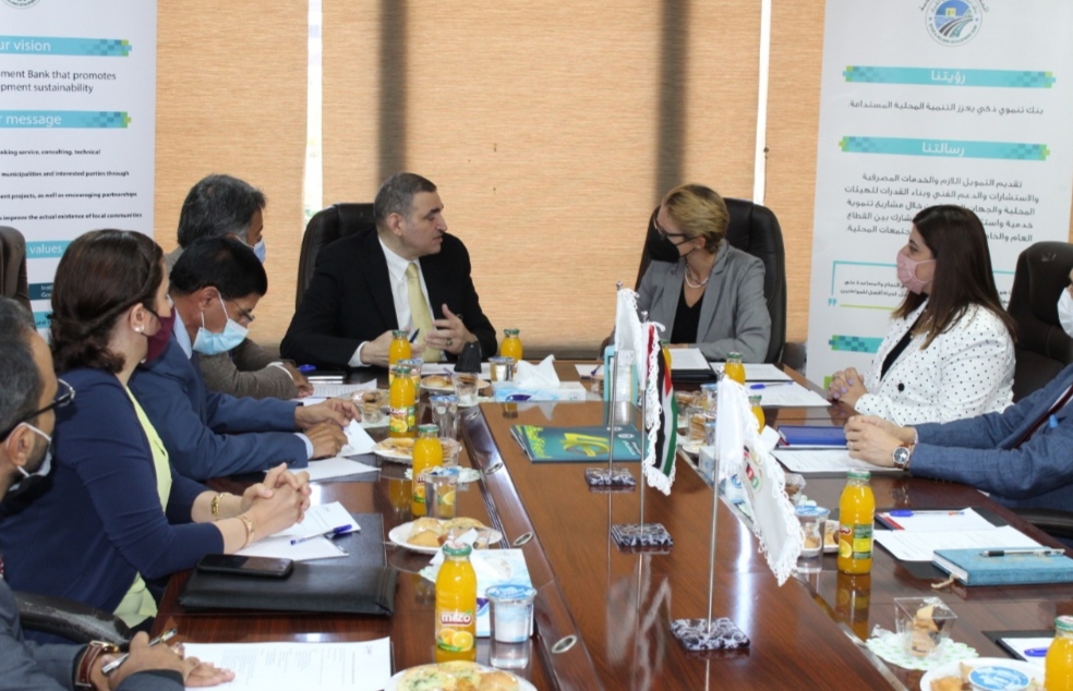 وفد من الوكالة الأميركية للتنمية يزور بنك المدن والقرى