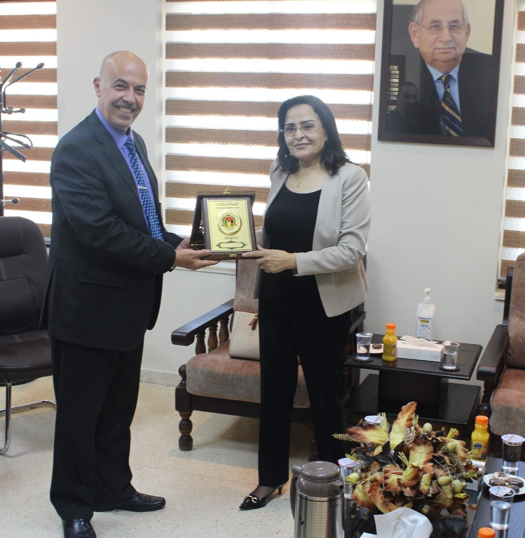 بحث التعاون بين الهاشمية للمصابين العسكريين وكهرباء المملكة لاستثمارات الطاقة