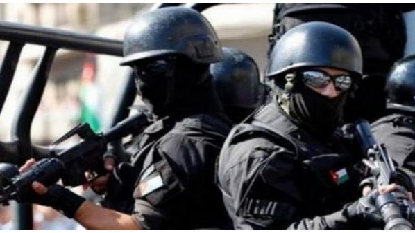 القبض على مطلوب خطير ومسلح بعد مقاومة شديدة في الكرك