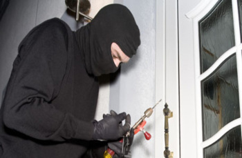 اربد : القبض على لصين سرقا 22 منزلاً