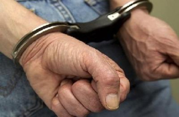 القبض على مطلوب يحمل 126 أسبقية جرمية