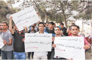 الطلبة العائدون من اليمن يجددون اعتصامهم