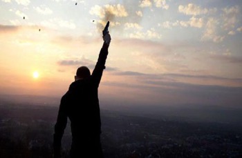 العقبة.. القبض على شخص اطلق النار لمجاملة شقيقه بقدوم مولود جديد