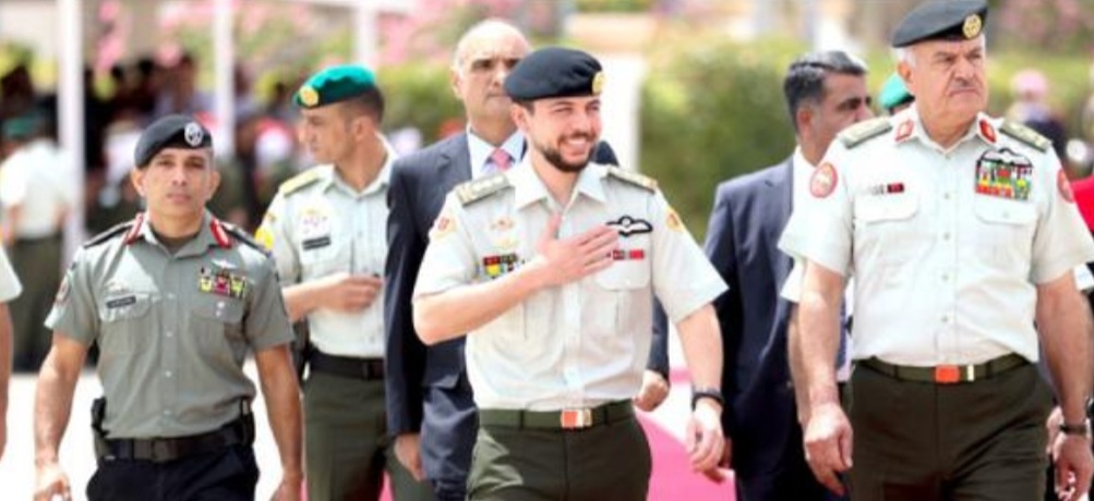 مندوباً عن الملك.. ولـــي الـعــهــد يـرعـــى حـفـــــل تـخـريـج الـفــوج الـ 32 من الجناح العسكري ب