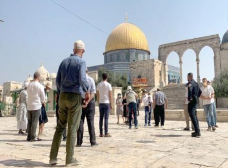 إصابة فلسطيني برصاص الاحتلال واعتقال 15 آخرين بالضفة الغربية