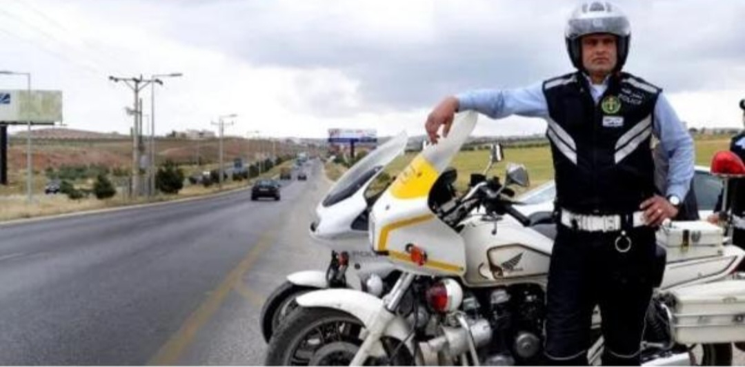 إربد.. شرطي سير ينقذ طفلا من موت محقق بعد أن بلع لسانه