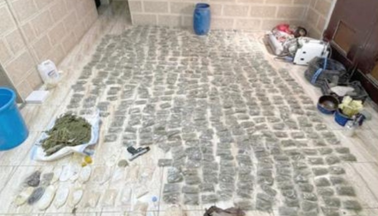 القبض على تاجر ومهرب مواد مخدرة في الزرقاء