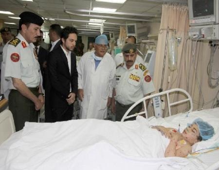نائب الملك يزور الجرحى والمصابين الفلسطينيين في مدينة الحسين الطبية